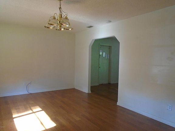3rd image of 2604 NE 4th Ave