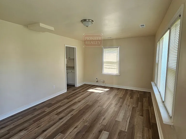15 N Quince Ave — Photo 2