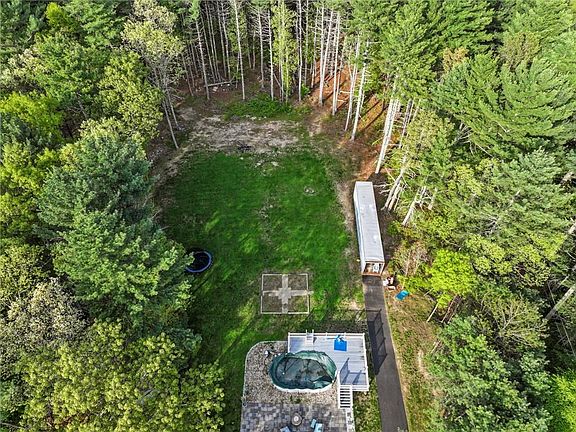 4th image of 96 Hemlock Farm Trl