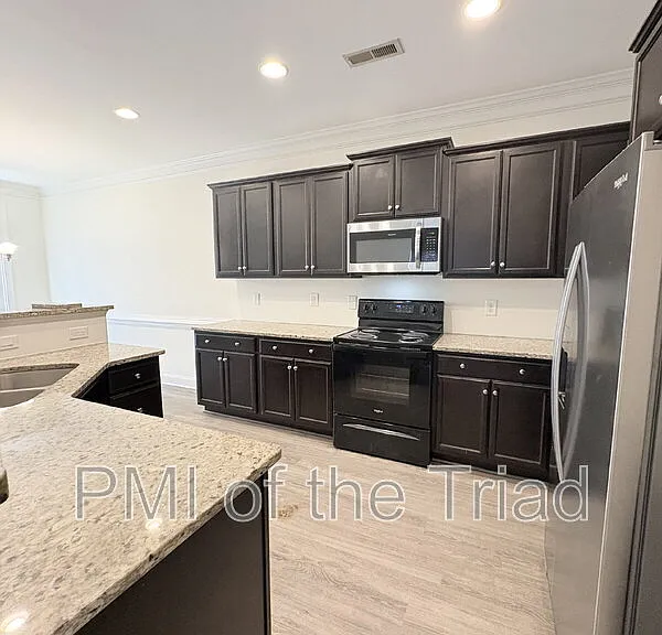 2974 York Place Dr — Photo 4
