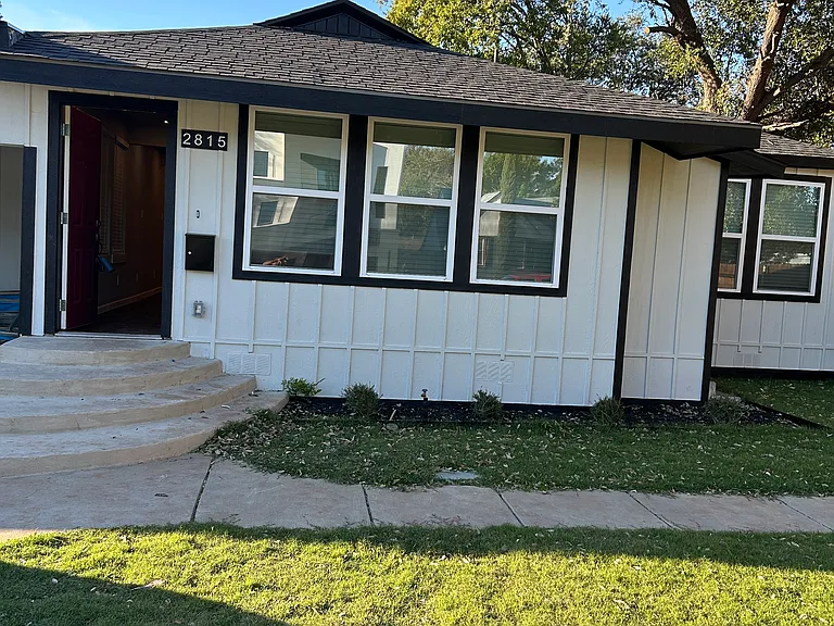 2815 Hedgerow Dr — Photo 2
