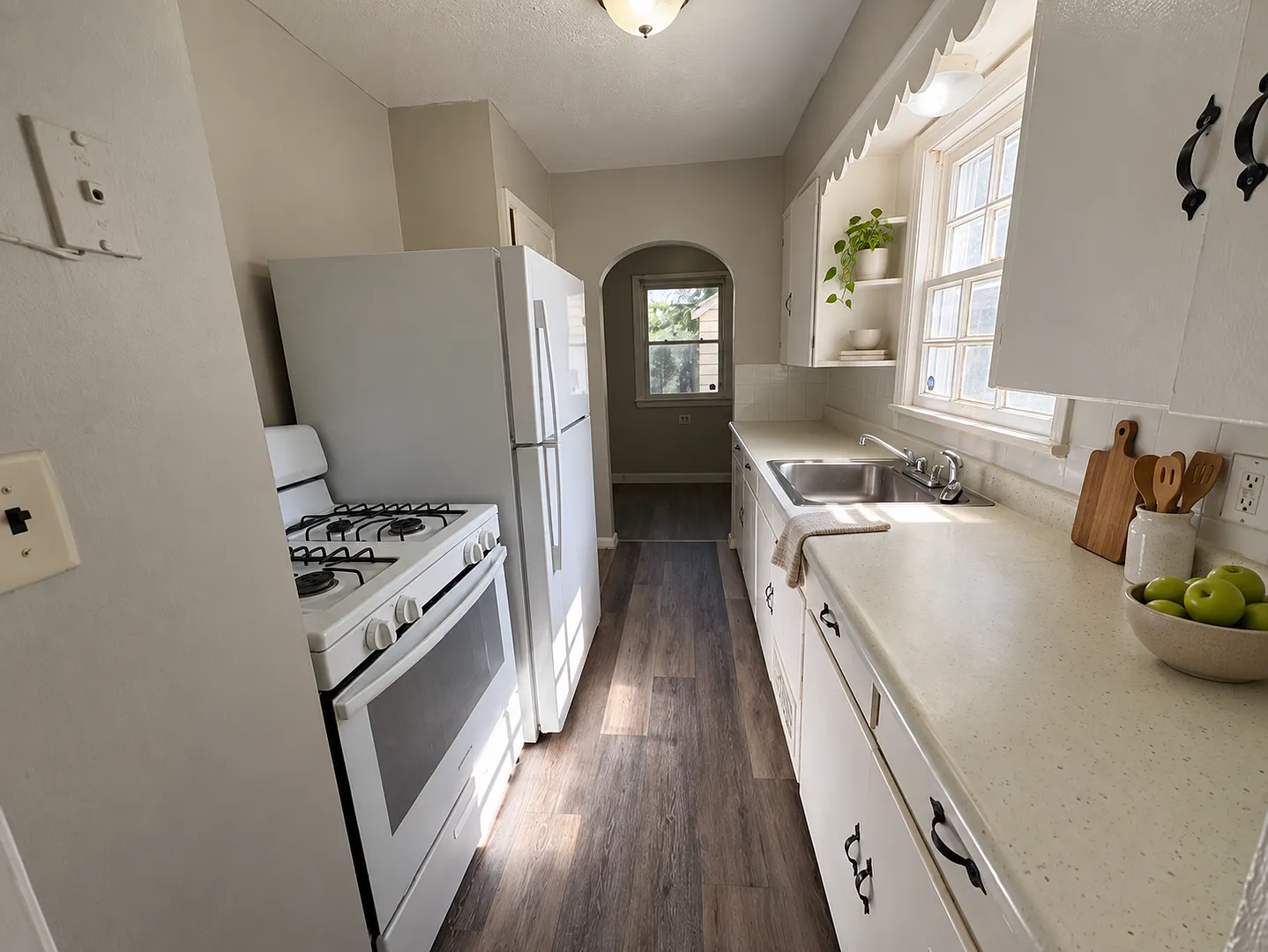 Welcome Home to Seward Avenue! Charming 2-Bedroom Ranch — Photo 4