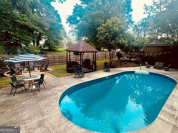 5th image of 78 Hill Crest Dr