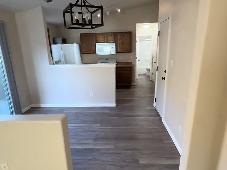 2nd image of 809 Waterfall Dr NE