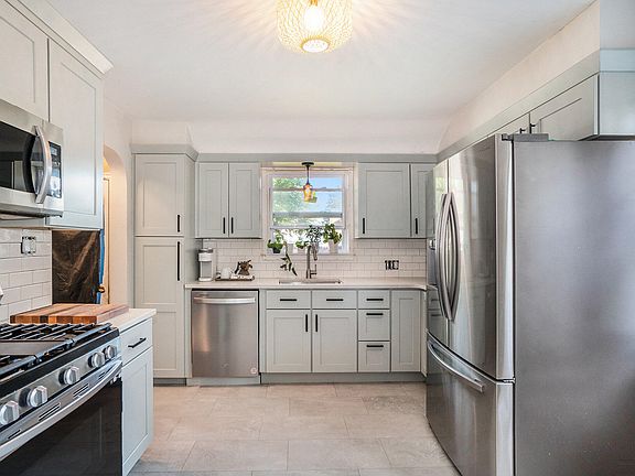 3rd image of 153 W 21st St