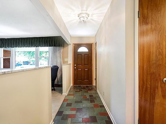 4th image of 311 W Hill Valley Dr