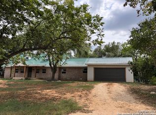 624 S 7th St, Stockdale, TX 78160