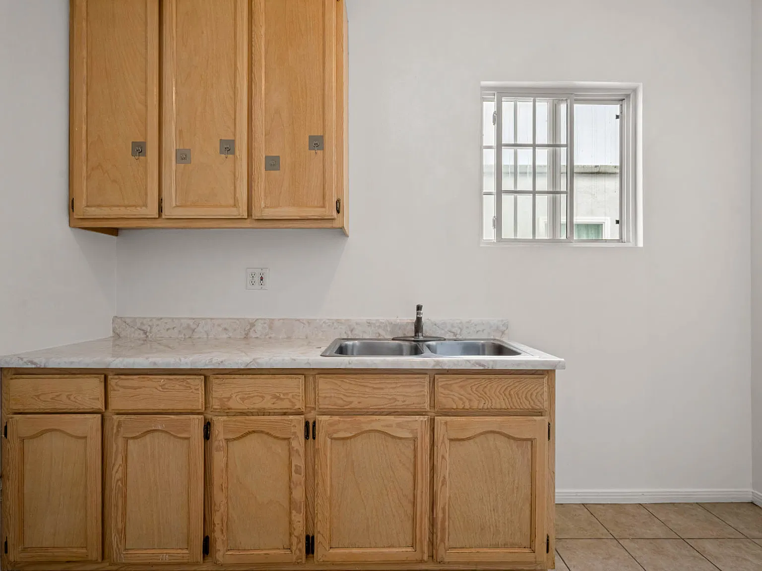 936 Kenmore — Photo 3
