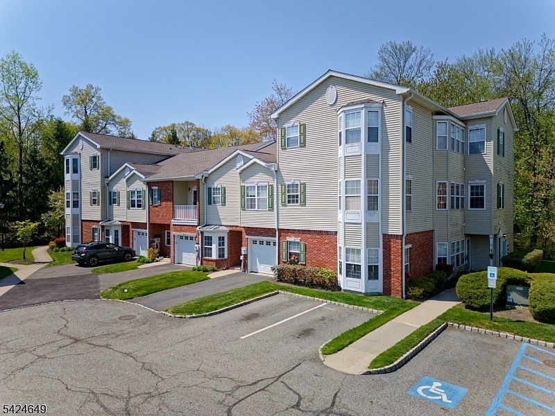 1st image of 25 Windsor Dr
