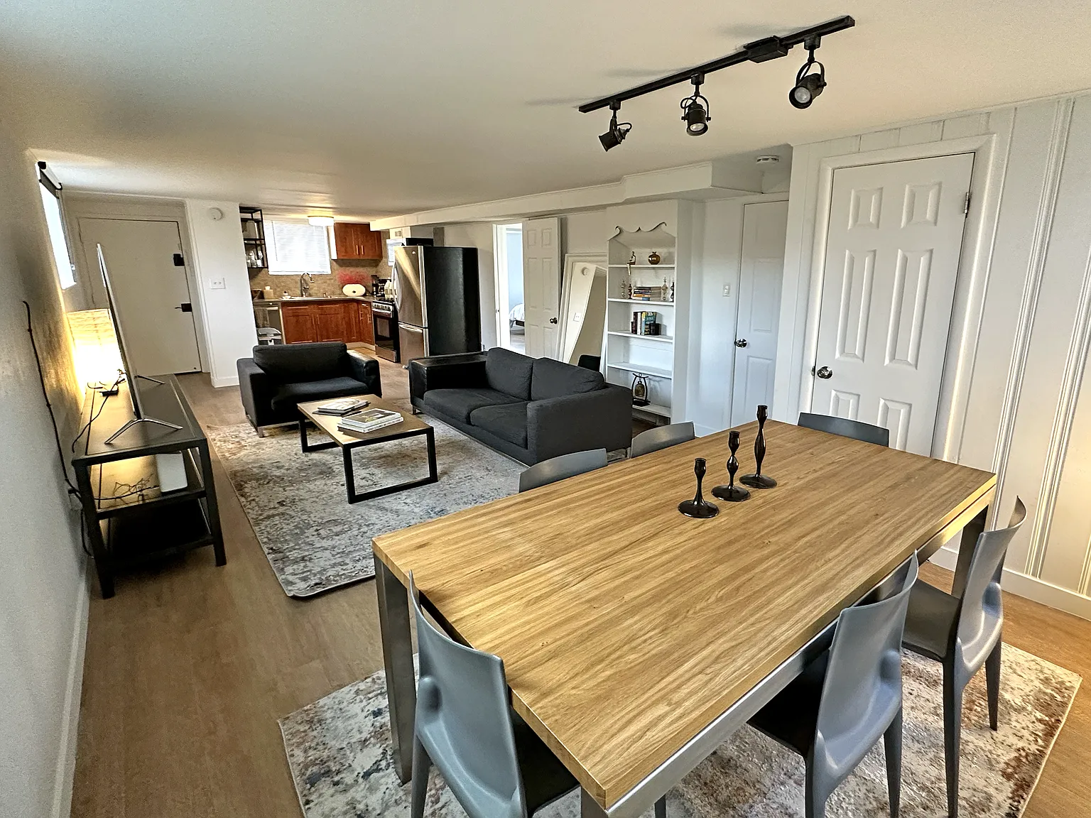 2 bed, 850 sqft, $2,100 — Photo 1