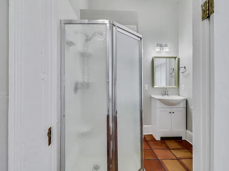 208 W Waldburg St #A — Photo 11