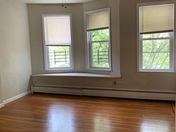 Living room/ 2nd bed room