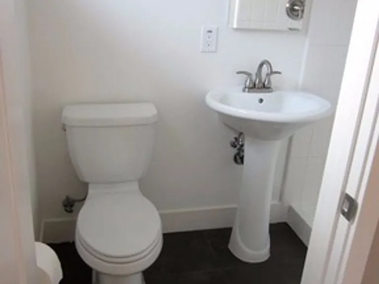 4 bedroom 2 bath house in Holbrook Heights- Concord — Photo 12