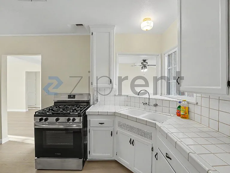 10916 Noble Ave — Photo 11