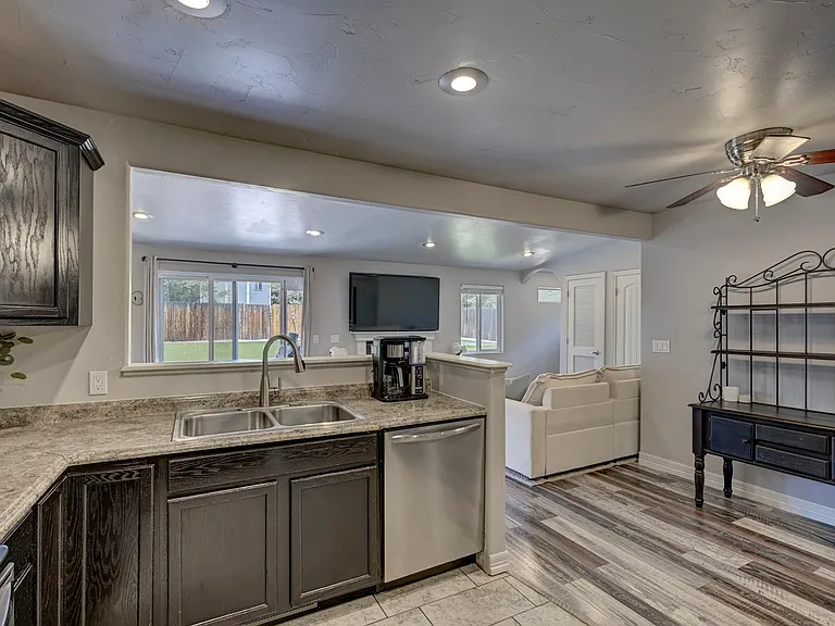 135 Hayes Dr — Photo 13