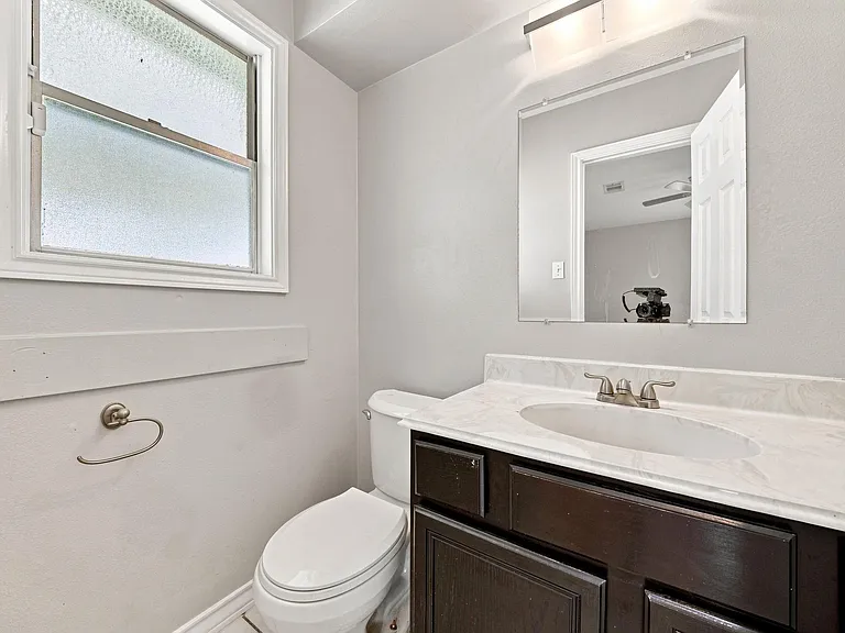 914 Martha St — Photo 19