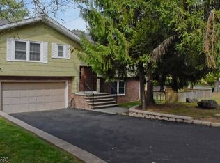 2 Burnet Hill Rd, Livingston, NJ 07039