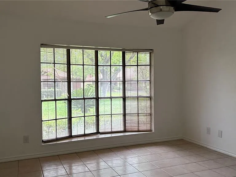 901 E Dallas Ave #16 — Photo 7