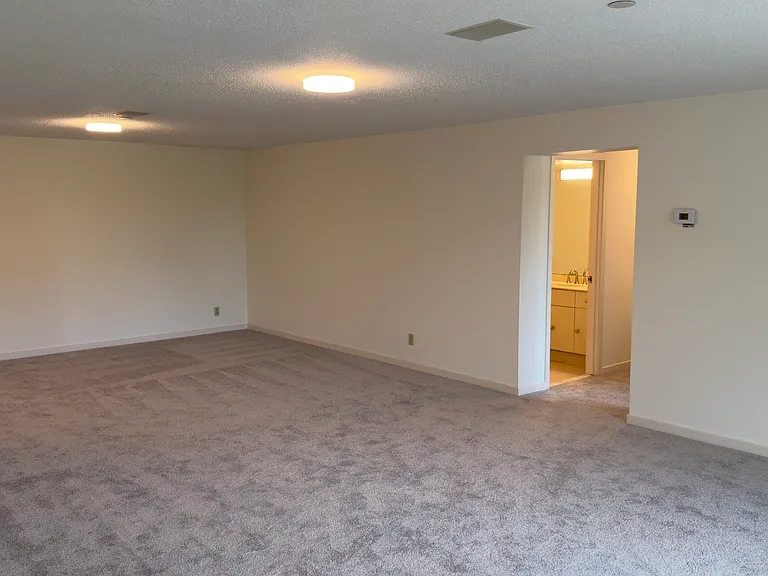 Chelsea Condos — Photo 32