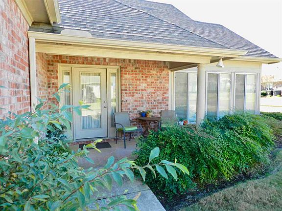 5th image of 140 Sweetwater Dr