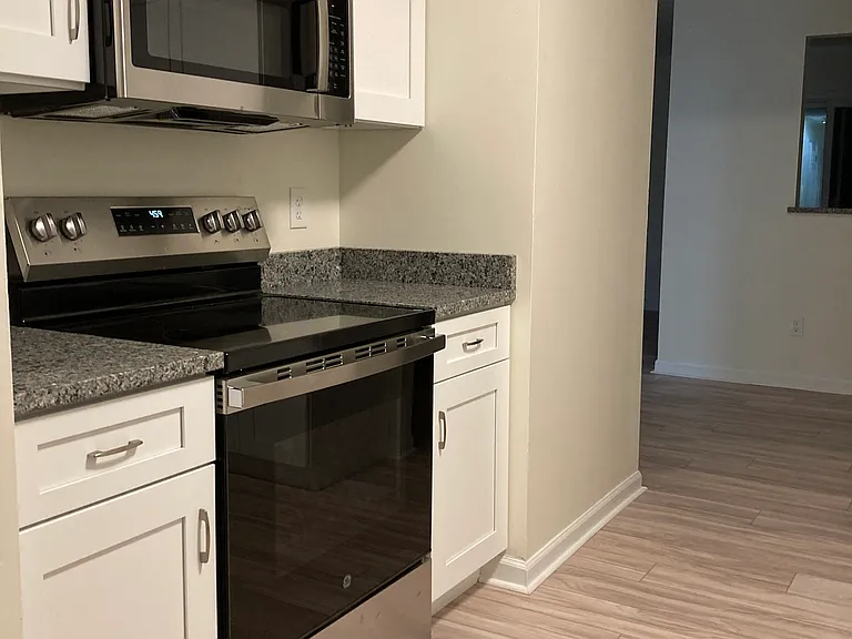 Shaker Heights Apartments — Photo 26