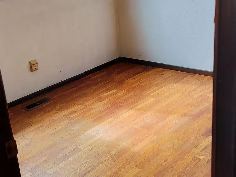 321 E Illinois St — Photo 18