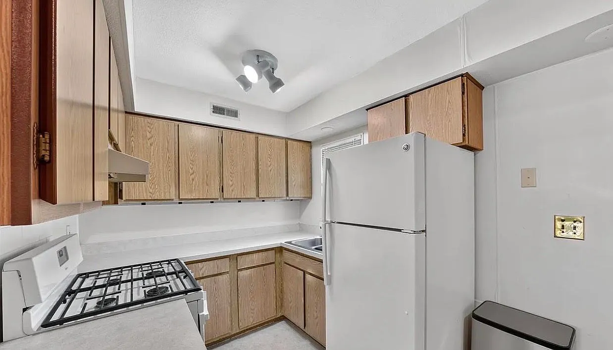 3 bed, 882 sqft, $1,875 — Photo 3