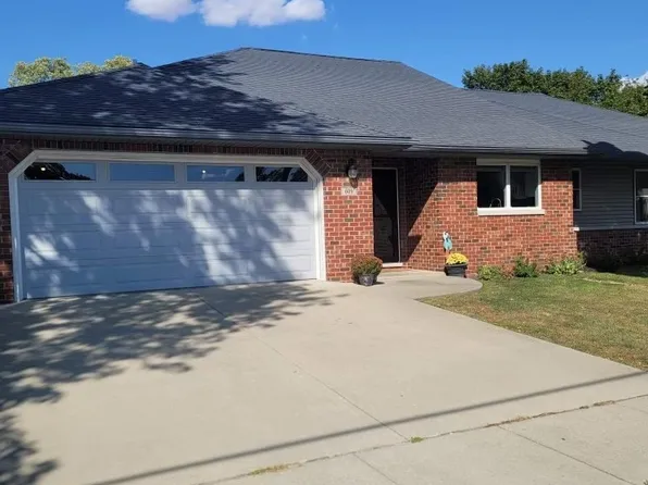 609 Lincoln St, Chenoa, IL 61726