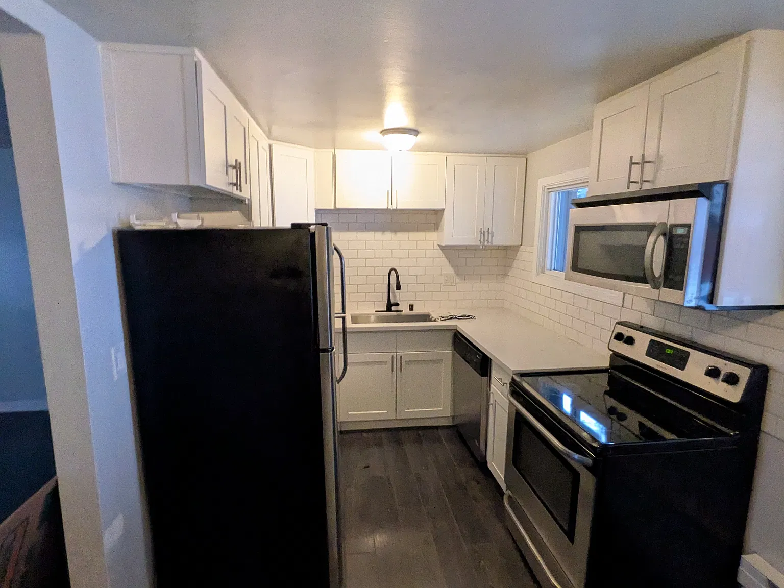 2 bed, 700 sqft, $2,400 — Photo 2