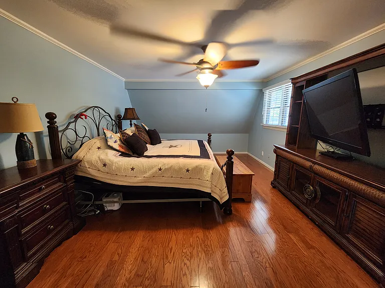 425 E Seneca St — Photo 54