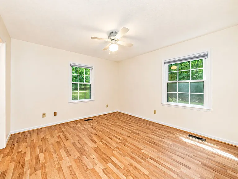 100 Penn Dr — Photo 11