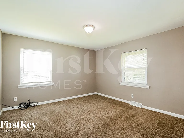 704 Highland Dr — Photo 9