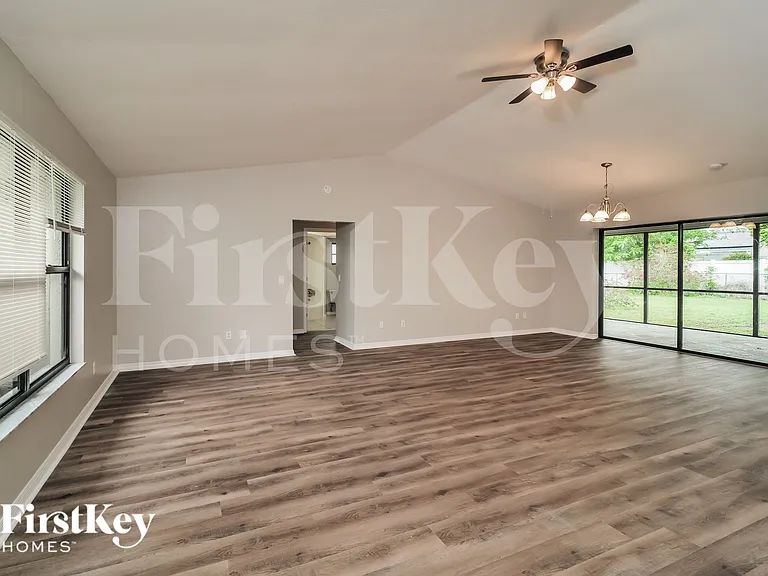 134 SE 1st Ave — Photo 3