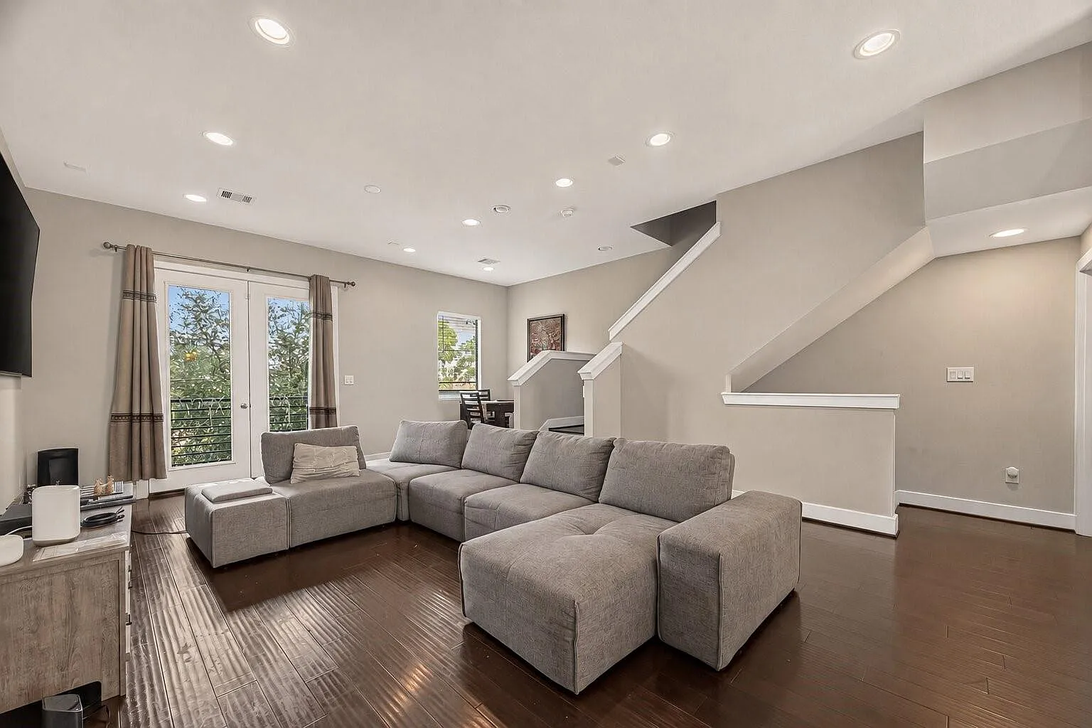 3 bed, 3.5 bath, 1892 sqft, $3,200 — Photo 2