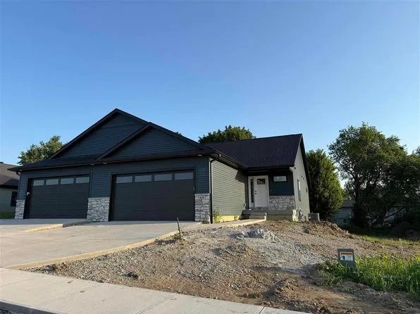 829 Prairie View Dr, West Branch, IA 52358