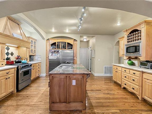 4th image of 302 SW Beaujolet St