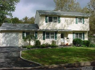 15 New Dorp Pl, Melville, NY 11747