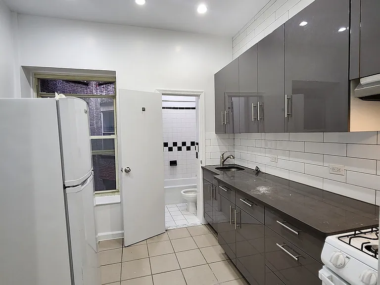 235 E 24th St #2A — Photo 10