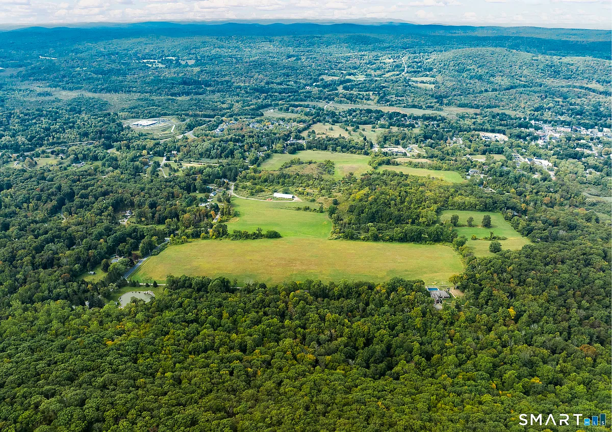Building Photo - 121 Quaker Hill Rd