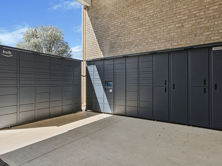 450 Green Apartments — Photo 15