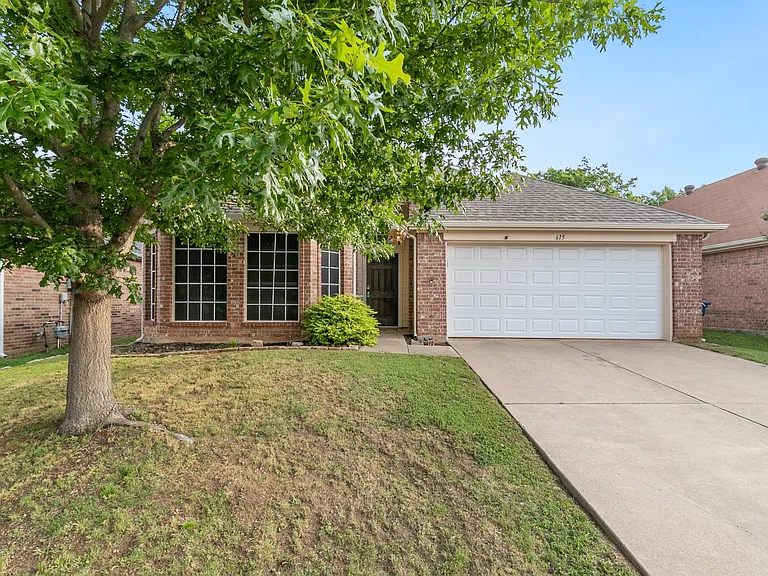 615 Lake Bridge Dr — Photo 2