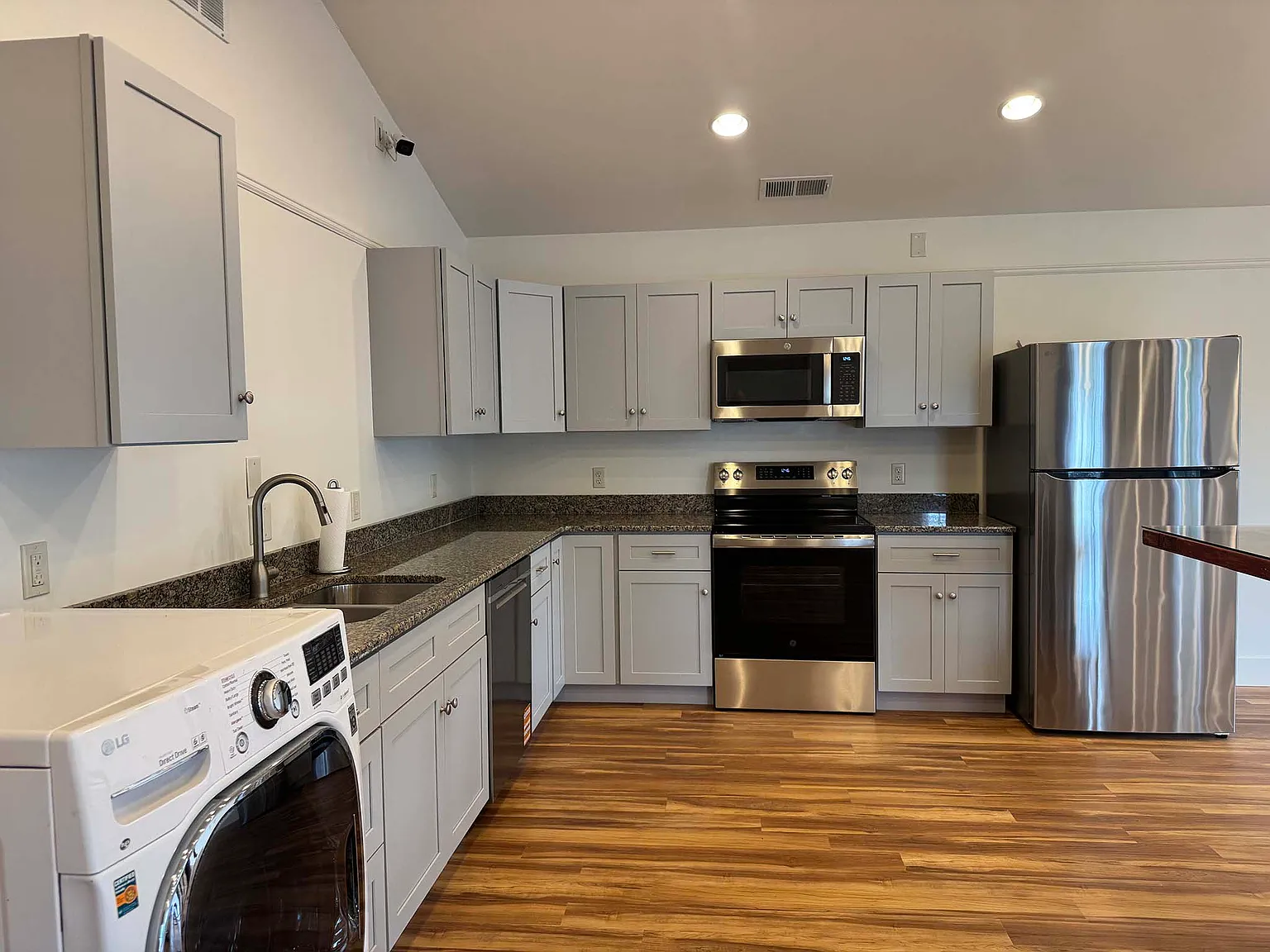 1 bed, 1200 sqft, $1,900 — Photo 3