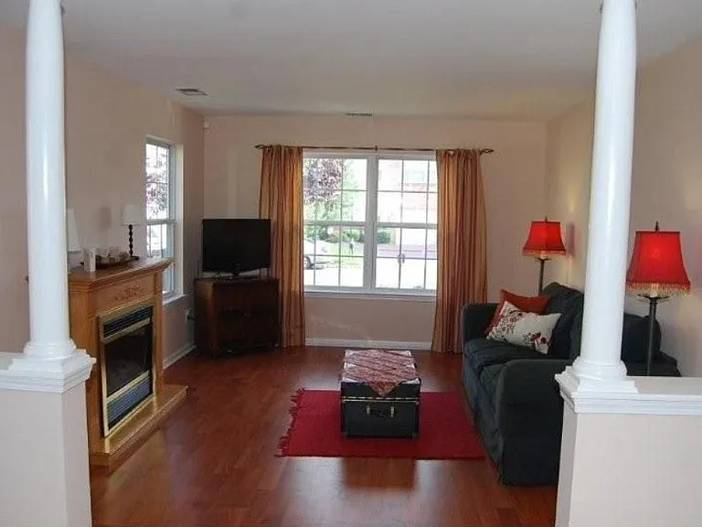 272 Fountayne Ln — Photo 2