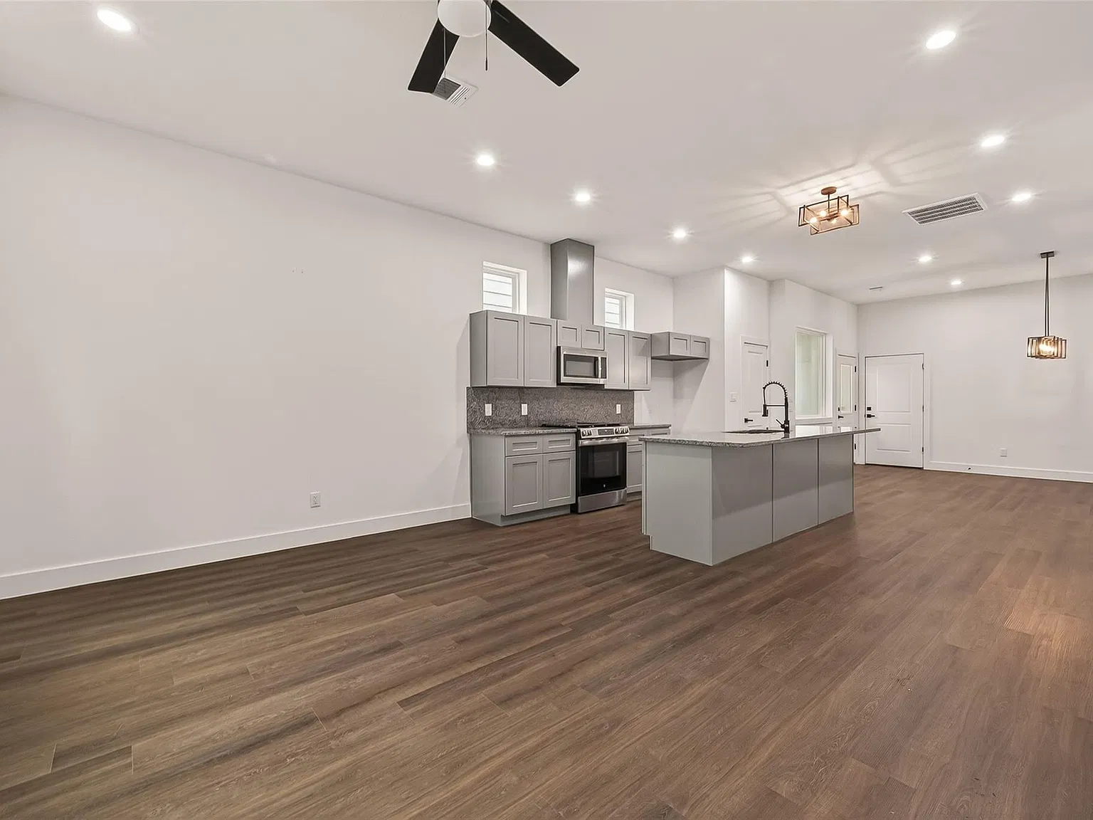 3 bed, 3.5 bath, 1921 sqft, $2,449 — Photo 4