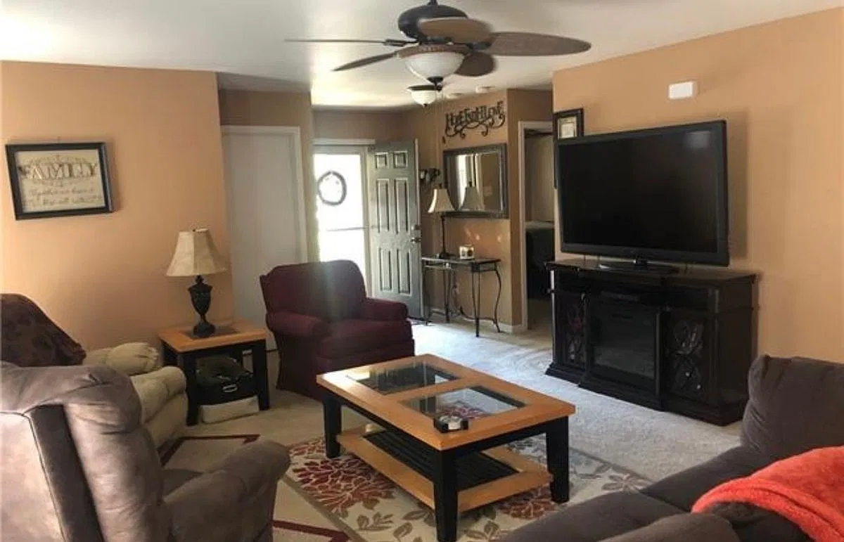 3 bed, 2.0 bath, 1390 sqft, $2,225 — Photo 2