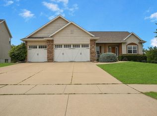 1407 Quail Ridge Rd, Cedar Falls, IA 50613