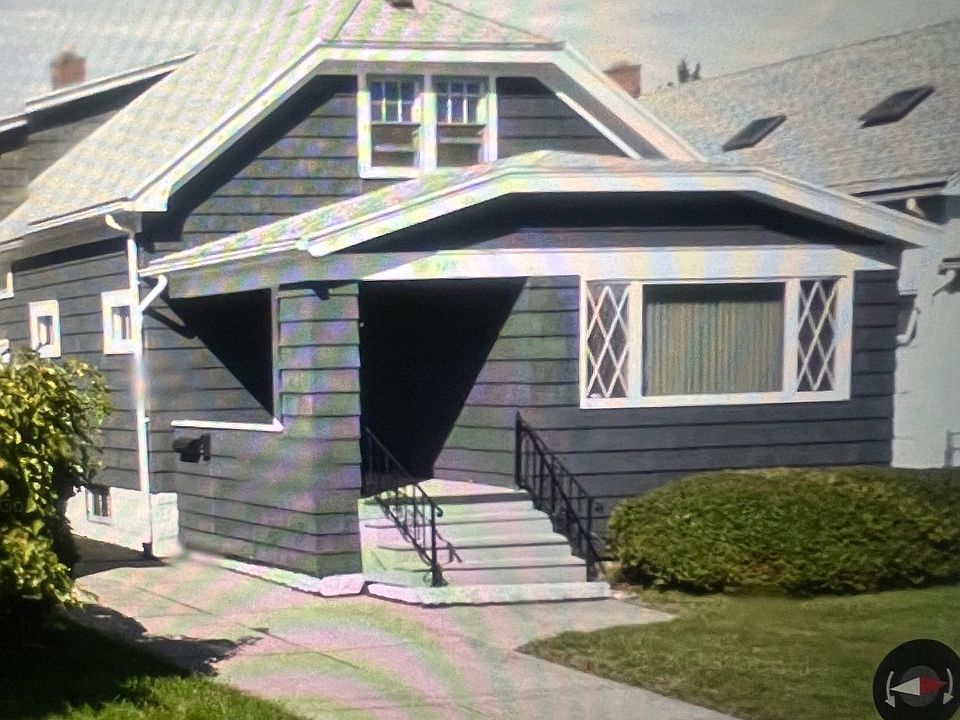 1st image of 326 Roslyn St Unit 2