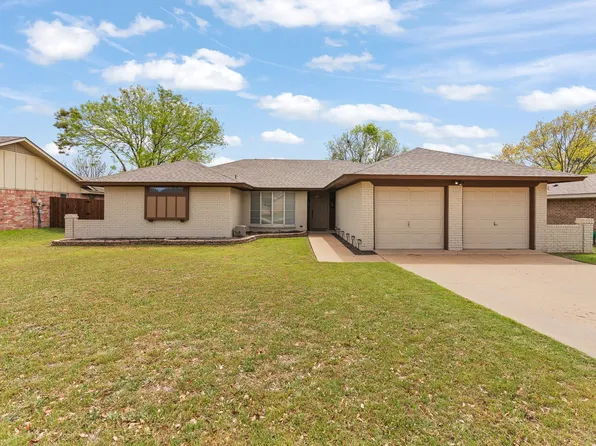 9929 Farmington Dr, Benbrook, TX 76126