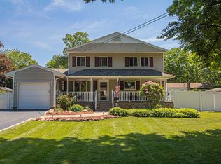 221 Peekskill Ave, Medford, NY 11763