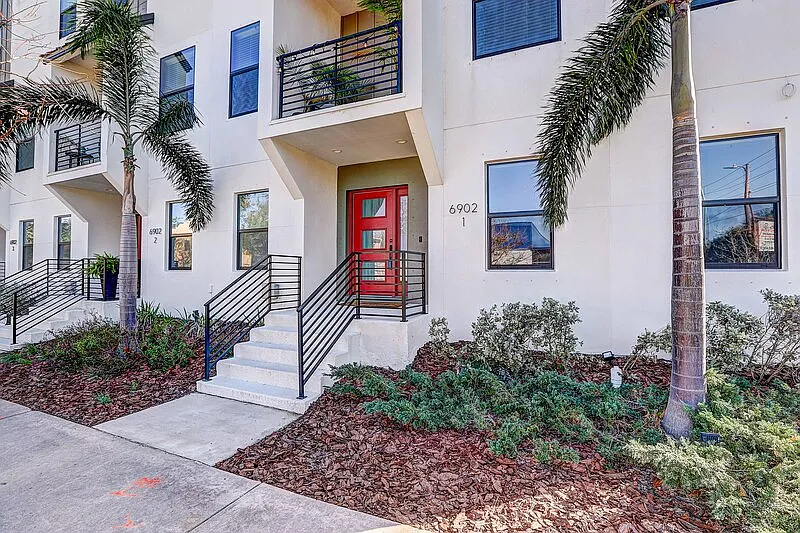 4 bed, 4.0 bath, 2141 sqft, $3,750 — Photo 2
